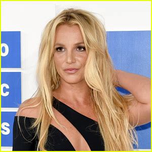 britney spears nude beach pics|Britney Spears Poses Completely Naked on the Beach in New。